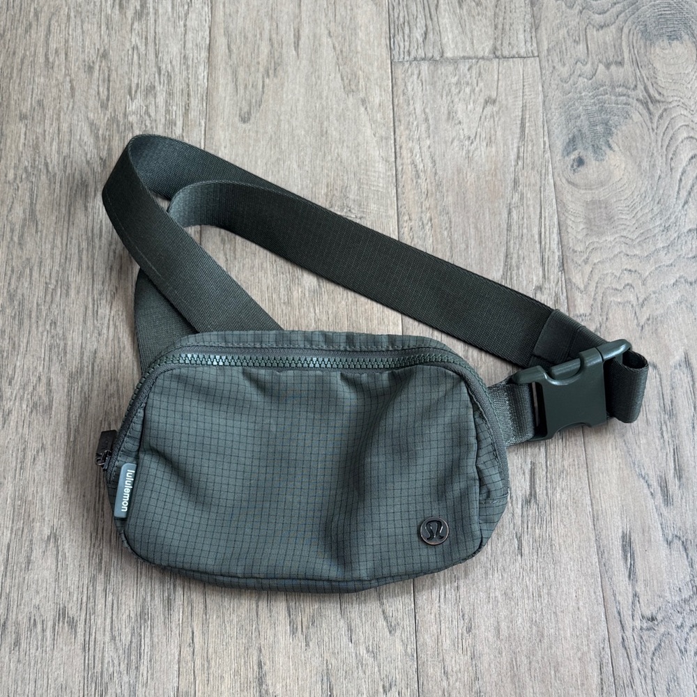 Lululemon Everywhere Belt Bag Carob Brown/Black Classic Nylon - Picture 1 of 5